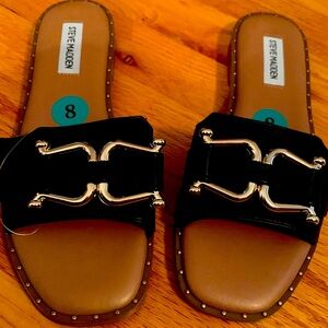 *NEW* STEVE MADDEN Black Flat Sandals with Gold 🖤